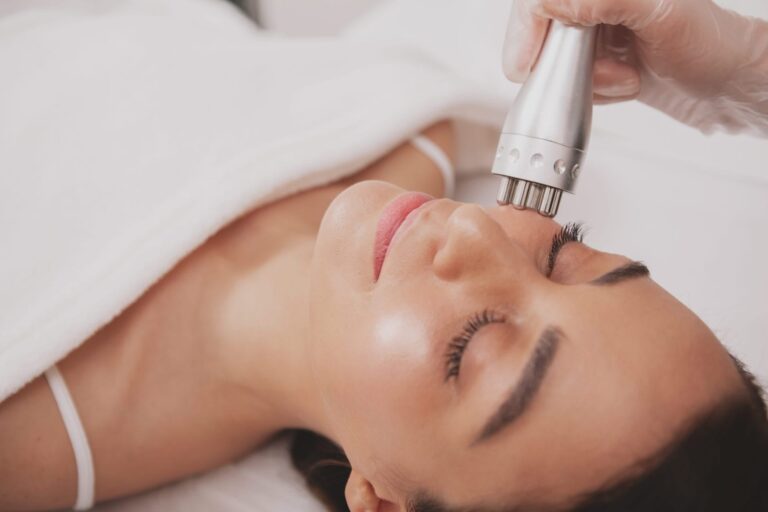 Forma is an essentially painless procedure with no downtime due to its precise technology and deep-layer targeting of the skin. Slight redness in the treatment area is common post- procedure, which subsides within a few hours.
