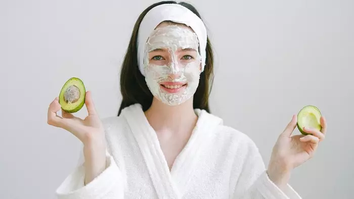 Avocado and oatmeal mask for DIY facial recipes to nourish and soothe the skin naturally.
