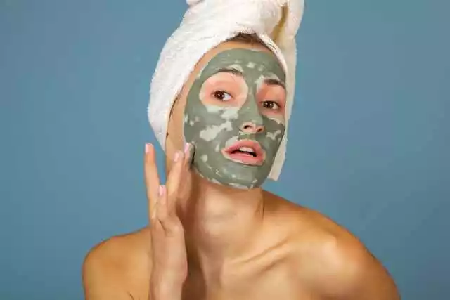 Green tea facial for DIY facial recipes, ideal for calming and revitalizing sensitive skin.